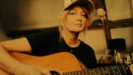 Ce que disent (enfin) les chanteuses : la géographie de l’au-delà, selon Autour de Lucie