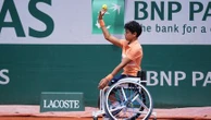 "J’aimerais bien jouer ici un jour " : en fauteuil, Manon et Melvil vivent leur rêve de ramasseurs de balles à Roland-Garros