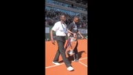 Les joueurs du PSG présentent leur trophée à Roland-Garros