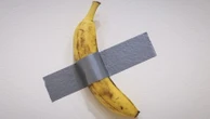 Achetée 35 centimes, vendue 5,2 millions de dollars, puis mangée… Les folles péripéties de la célèbre banane scotchée de Maurizio Cattelan