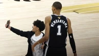 NBA : Victor Wembanyama surpris par l'irruption d'un fan sur le terrain pour prendre une photo avec lui