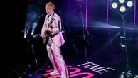 Le chanteur britannique Ed Sheeran sort un huitième album intitulé "Play"