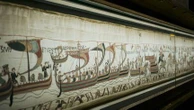 Tapisserie de Bayeux : trop fragile pour voyager outre-Manche ? Le prêt d'Emmanuel Macron inquiète les défenseurs du patrimoine