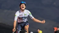 Vuelta : le maillot blanc Giulio Pellizzari profite du marquage des leaders pour remporter la 17e étape
