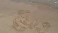 Avec ses dessins sur le sable vus du ciel, l'artiste Jben livre ses œuvres éphémères aux passants et à l'écume