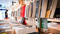 Rentrée littéraire 2025 : une nouveauté en chasse une autre, quand la chaîne du livre doit suivre