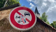 Une commune du Rhône au centre d'une bataille d'autocollants entre supporters lyonnais et stéphanois