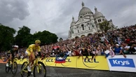 Tour de France 2025 : ambiance de folie à Montmartre pour le retour des coureurs dans la rue Lepic, un an après les Jeux olympiques