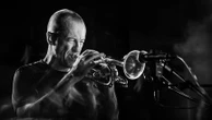 "Miles Davis, c'est une liberté inouïe !" Le jazzman Médéric Collignon lui rend hommage samedi soir à Paris et raconte sa passion pour le légendaire trompettiste