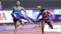 Mondiaux d'athlétisme : revivez l'incroyable sprint final sur le marathon remporté à la photo finish par le Tanzanien Alphonce Felix Simbu
