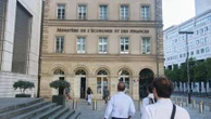Aides publiques aux entreprises, imposition des plus riches... Ce que pointe le livre-enquête "Le Grand Détournement"