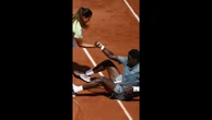 Le beau geste de l'arbitre de chaise qui relève Moïse Kouame après sa chute sur le court