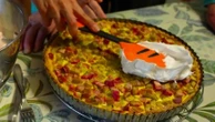 Cuisine : la tarte à la rhubarbe meringuée, une douceur acidulée du printemps