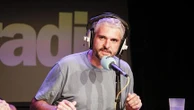 L'humoriste Pierre-Emmanuel Barré se voit retirer un prix après une chronique polémique sur Gabriel Attal et Sophia Aram