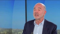 "Il est vraiment beaucoup mieux pour notre crédibilité, pour notre stabilité, pour aussi la bonne santé de notre démocratie, que ces assemblées puissent voter un budget en bonne et due forme", avertit Pierre Moscovici