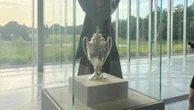 Le trophée de la Coupe de France de football exposée dans une vitrine du Louvre-Lens depuis ce vendredi matin