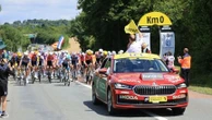 Tour de France 2025 : avec plus d'une centaine de véhicules aux côtés des vélos, comment la sécurité s'organise-t-elle au cœur du peloton ?
