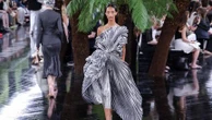 Haute couture automne-hiver 2026-2027 : Jonathan Anderson pour Dior joue avec les plissés et les drapés