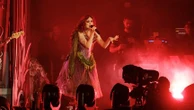Rock en Seine 2025 : la pop star Chappell Roan offre un spectacle flamboyant et poétique au premier soir du festival