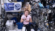 Gyroscope, pesée dans l'espace, bulles d'eau… Avec "La science du dimanche matin", Sophie Adenot vulgarise ses expériences à bord de l'ISS sur les réseaux sociaux