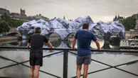 Sur le Pont-Neuf, "La Caverne" de JR en hommage à Christo, a pris forme pendant la nuit du 21 mai