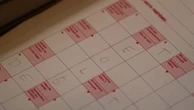Culte : les mots fléchés, un passe-temps indémodable des vacances