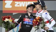 "J'espère que les jeunes filles ne pensent pas qu'il faut être super maigre pour gagner", répond Demi Vollering à une question sur son poids