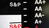 "Le risque, c'est un drame à long terme" : quelles peuvent être les conséquences économiques après la dégradation de la note de la France ?