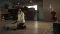 "L'homme qui rétrécit" : Jean Dujardin cherche un sens à la vie dans un remake ambitieux