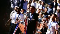Les joueurs du PSG présentent le trophée de la Ligue des champions au public de Roland-Garros