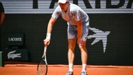 Le résumé de la grosse sensation avec l'élimination surprise de Jannik Sinner, favori pour le titre, dès le 2e tour de Roland-Garros