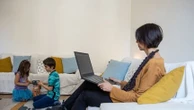 En période de canicule, si l'école de mon enfant est fermée, mon employeur est-il obligé d'adapter mon temps de travail ?