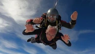 Ariège : pour ses 100 ans, Lucien s'offre un saut en parachute et un record national