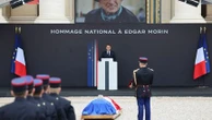 "C'est un destin exceptionnel dans le siècle" : Emmanuel Macron rend un dernier hommage à Edgar Morin aux Invalides