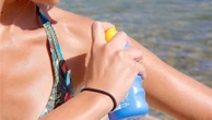 "Le soleil, lorsqu'on en abuse, peut provoquer des dommages", alerte une dermatologue sur la prévention des coups de soleil