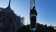 "Elles vont retrouver la place qu'elles avaient" : la première des 16 statues de la flèche de Notre-Dame réinstallée