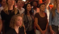 Paris : une chorale installée dans une péniche unique en son genre
