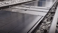 Transition énergétique : la Suisse teste une centrale photovoltaïque posée entre des rails et qui pourrait s'exporter dans le monde