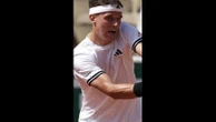 Roland-Garros : le Tchèque Jakub Mensik s'écroule de fatigue juste après sa victoire, incapable de se relever