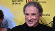 Michel Drucker et l'héritage familial : "J'étais fait pour soigner les gens, donc je les soigne sur mon canapé"