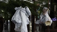 Dior fait dialoguer la couture de Jonathan Anderson avec les œuvres de Lynda Benglis dans les jardins du musée Rodin à Paris