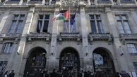 "C'est un témoignage de solidarité vis-à-vis des massacres en cours" : le maire de Saint-Denis défend l'accrochage du drapeau palestinien sur la façade de sa mairie