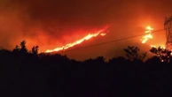 Incendies en Crète : habitants et touristes délogés par les flammes