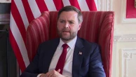 Eurozapping : les vacances de J.D. Vance au Royaume-Uni créent la polémique