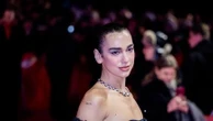 Dua Lipa ouvre sa bibliothèque de "livres censurés" dans une librairie au Portugal