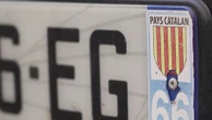 "S'il faut payer, je paierai" : les autocollants de drapeaux régionaux interdits sur les plaques d'immatriculation, des automobilistes assument