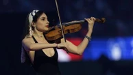 "Une mélodie arrive toujours sans prévenir, n'importe quand" : le questionnaire de Proust d'Esther Abrami, violoniste
