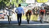 Tour de France 2025 : un militant pro-palestinien plaqué par la sécurité après avoir fait irruption sur la ligne d'arrivée de la 11e étape à Toulouse
