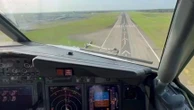 Stewards, hôtesses, pilotes… Ils dévoilent les coulisses des vols en avion sur leurs réseaux sociaux