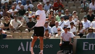Roland-Garros 2026 : le Tchèque Jakub Mensik s'écroule de fatigue et est incapable de se relever après sa victoire au terme d'un combat de près de 5 heures
